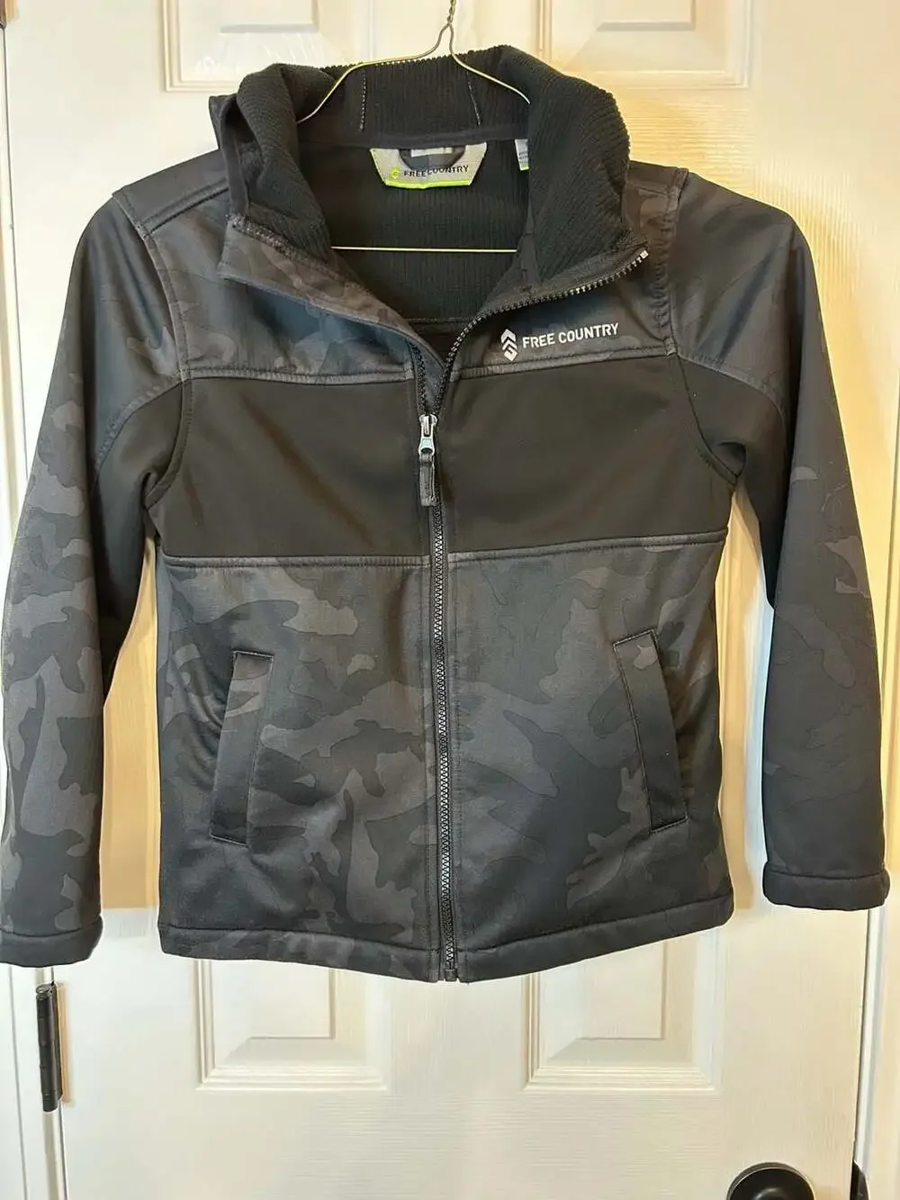 Free Country Boys Wind Water Resistant Softshell Hooded Jacket in Black Camo 7/8
